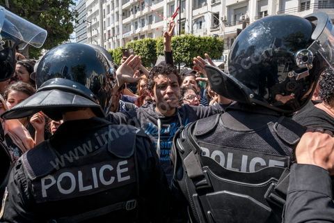 13 et 14 avril 2017 : manifestation des étudiants en droit sur l'avenue Habib Bourguiba. En grève depuis plusieurs jours, les étudiants en droit sont rejoints, le 14 avril, par ceux des autres universités pour une grève générale annoncée par l'UGET, le principal syndicat étudiant et ce afin de dénoncer des "violences policières" qui ont eu lieu mardi lors d'une manifestation des étudiants en droit à La Kasbah.Cette décision est le résultat d'une série d’événements qui ont éclaté après que le ministère de la Justice et la présidence du gouvernement ont émis un décret (345) selon lequel seuls les étudiants titulaires d’un master peuvent passer le concours national pour accéder à l'Institut Supérieur de la Magistrature (ISM). Les forces de sécurité tunisiennes ont interdit, vendredi, à des centaines d'étudiants des facultés de droit, l'accès au siège du ministère de l'Intérieur, lors d'une manifestation organisée à l’avenue Habib Bourguiba, au centre de la capitale, Tunis. Les protestataires exigent du ministère de la Justice l’annulation de mesures réglementant l'entrée à l'Institut Supérieur de la Magistrature.