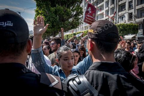 13 et 14 avril 2017 : manifestation des étudiants en droit sur l'avenue Habib Bourguiba. En grève depuis plusieurs jours, les étudiants en droit sont rejoints, le 14 avril, par ceux des autres universités pour une grève générale annoncée par l'UGET, le principal syndicat étudiant et ce afin de dénoncer des "violences policières" qui ont eu lieu mardi lors d'une manifestation des étudiants en droit à La Kasbah.Cette décision est le résultat d'une série d’événements qui ont éclaté après que le ministère de la Justice et la présidence du gouvernement ont émis un décret (345) selon lequel seuls les étudiants titulaires d’un master peuvent passer le concours national pour accéder à l'Institut Supérieur de la Magistrature (ISM). Les forces de sécurité tunisiennes ont interdit, vendredi, à des centaines d'étudiants des facultés de droit, l'accès au siège du ministère de l'Intérieur, lors d'une manifestation organisée à l’avenue Habib Bourguiba, au centre de la capitale, Tunis. Les protestataires exigent du ministère de la Justice l’annulation de mesures réglementant l'entrée à l'Institut Supérieur de la Magistrature.
