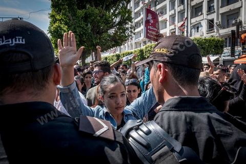 13 et 14 avril 2017 : manifestation des étudiants en droit sur l'avenue Habib Bourguiba. En grève depuis plusieurs jours, les étudiants en droit sont rejoints, le 14 avril, par ceux des autres universités pour une grève générale annoncée par l'UGET, le principal syndicat étudiant et ce afin de dénoncer des "violences policières" qui ont eu lieu mardi lors d'une manifestation des étudiants en droit à La Kasbah.Cette décision est le résultat d'une série d’événements qui ont éclaté après que le ministère de la Justice et la présidence du gouvernement ont émis un décret (345) selon lequel seuls les étudiants titulaires d’un master peuvent passer le concours national pour accéder à l'Institut Supérieur de la Magistrature (ISM). Les forces de sécurité tunisiennes ont interdit, vendredi, à des centaines d'étudiants des facultés de droit, l'accès au siège du ministère de l'Intérieur, lors d'une manifestation organisée à l’avenue Habib Bourguiba, au centre de la capitale, Tunis. Les protestataires exigent du ministère de la Justice l’annulation de mesures réglementant l'entrée à l'Institut Supérieur de la Magistrature.