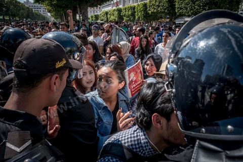 13 et 14 avril 2017 : manifestation des étudiants en droit sur l'avenue Habib Bourguiba. En grève depuis plusieurs jours, les étudiants en droit sont rejoints, le 14 avril, par ceux des autres universités pour une grève générale annoncée par l'UGET, le principal syndicat étudiant et ce afin de dénoncer des "violences policières" qui ont eu lieu mardi lors d'une manifestation des étudiants en droit à La Kasbah.Cette décision est le résultat d'une série d’événements qui ont éclaté après que le ministère de la Justice et la présidence du gouvernement ont émis un décret (345) selon lequel seuls les étudiants titulaires d’un master peuvent passer le concours national pour accéder à l'Institut Supérieur de la Magistrature (ISM). Les forces de sécurité tunisiennes ont interdit, vendredi, à des centaines d'étudiants des facultés de droit, l'accès au siège du ministère de l'Intérieur, lors d'une manifestation organisée à l’avenue Habib Bourguiba, au centre de la capitale, Tunis. Les protestataires exigent du ministère de la Justice l’annulation de mesures réglementant l'entrée à l'Institut Supérieur de la Magistrature.