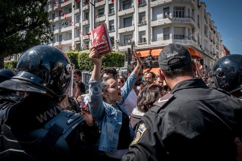 13 et 14 avril 2017 : manifestation des étudiants en droit sur l'avenue Habib Bourguiba. En grève depuis plusieurs jours, les étudiants en droit sont rejoints, le 14 avril, par ceux des autres universités pour une grève générale annoncée par l'UGET, le principal syndicat étudiant et ce afin de dénoncer des "violences policières" qui ont eu lieu mardi lors d'une manifestation des étudiants en droit à La Kasbah.Cette décision est le résultat d'une série d’événements qui ont éclaté après que le ministère de la Justice et la présidence du gouvernement ont émis un décret (345) selon lequel seuls les étudiants titulaires d’un master peuvent passer le concours national pour accéder à l'Institut Supérieur de la Magistrature (ISM). Les forces de sécurité tunisiennes ont interdit, vendredi, à des centaines d'étudiants des facultés de droit, l'accès au siège du ministère de l'Intérieur, lors d'une manifestation organisée à l’avenue Habib Bourguiba, au centre de la capitale, Tunis. Les protestataires exigent du ministère de la Justice l’annulation de mesures réglementant l'entrée à l'Institut Supérieur de la Magistrature.