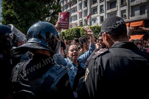 13 et 14 avril 2017 : manifestation des étudiants en droit sur l'avenue Habib Bourguiba. En grève depuis plusieurs jours, les étudiants en droit sont rejoints, le 14 avril, par ceux des autres universités pour une grève générale annoncée par l'UGET, le principal syndicat étudiant et ce afin de dénoncer des "violences policières" qui ont eu lieu mardi lors d'une manifestation des étudiants en droit à La Kasbah.Cette décision est le résultat d'une série d’événements qui ont éclaté après que le ministère de la Justice et la présidence du gouvernement ont émis un décret (345) selon lequel seuls les étudiants titulaires d’un master peuvent passer le concours national pour accéder à l'Institut Supérieur de la Magistrature (ISM). Les forces de sécurité tunisiennes ont interdit, vendredi, à des centaines d'étudiants des facultés de droit, l'accès au siège du ministère de l'Intérieur, lors d'une manifestation organisée à l’avenue Habib Bourguiba, au centre de la capitale, Tunis. Les protestataires exigent du ministère de la Justice l’annulation de mesures réglementant l'entrée à l'Institut Supérieur de la Magistrature.