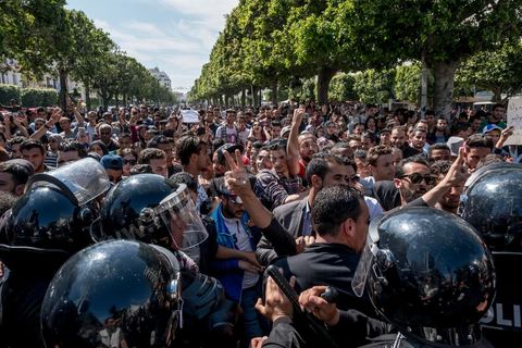 13 et 14 avril 2017 : manifestation des étudiants en droit sur l'avenue Habib Bourguiba. En grève depuis plusieurs jours, les étudiants en droit sont rejoints, le 14 avril, par ceux des autres universités pour une grève générale annoncée par l'UGET, le principal syndicat étudiant et ce afin de dénoncer des "violences policières" qui ont eu lieu mardi lors d'une manifestation des étudiants en droit à La Kasbah.Cette décision est le résultat d'une série d’événements qui ont éclaté après que le ministère de la Justice et la présidence du gouvernement ont émis un décret (345) selon lequel seuls les étudiants titulaires d’un master peuvent passer le concours national pour accéder à l'Institut Supérieur de la Magistrature (ISM). Les forces de sécurité tunisiennes ont interdit, vendredi, à des centaines d'étudiants des facultés de droit, l'accès au siège du ministère de l'Intérieur, lors d'une manifestation organisée à l’avenue Habib Bourguiba, au centre de la capitale, Tunis. Les protestataires exigent du ministère de la Justice l’annulation de mesures réglementant l'entrée à l'Institut Supérieur de la Magistrature.