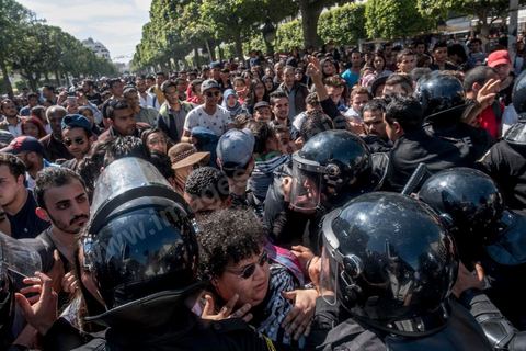 13 et 14 avril 2017 : manifestation des étudiants en droit sur l'avenue Habib Bourguiba. En grève depuis plusieurs jours, les étudiants en droit sont rejoints, le 14 avril, par ceux des autres universités pour une grève générale annoncée par l'UGET, le principal syndicat étudiant et ce afin de dénoncer des "violences policières" qui ont eu lieu mardi lors d'une manifestation des étudiants en droit à La Kasbah.Cette décision est le résultat d'une série d’événements qui ont éclaté après que le ministère de la Justice et la présidence du gouvernement ont émis un décret (345) selon lequel seuls les étudiants titulaires d’un master peuvent passer le concours national pour accéder à l'Institut Supérieur de la Magistrature (ISM). Les forces de sécurité tunisiennes ont interdit, vendredi, à des centaines d'étudiants des facultés de droit, l'accès au siège du ministère de l'Intérieur, lors d'une manifestation organisée à l’avenue Habib Bourguiba, au centre de la capitale, Tunis. Les protestataires exigent du ministère de la Justice l’annulation de mesures réglementant l'entrée à l'Institut Supérieur de la Magistrature.