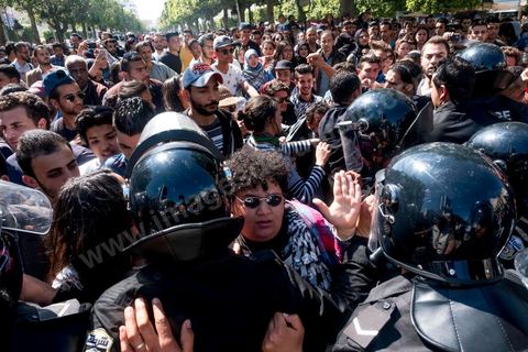 13 et 14 avril 2017 : manifestation des étudiants en droit sur l'avenue Habib Bourguiba. En grève depuis plusieurs jours, les étudiants en droit sont rejoints, le 14 avril, par ceux des autres universités pour une grève générale annoncée par l'UGET, le principal syndicat étudiant et ce afin de dénoncer des "violences policières" qui ont eu lieu mardi lors d'une manifestation des étudiants en droit à La Kasbah.Cette décision est le résultat d'une série d’événements qui ont éclaté après que le ministère de la Justice et la présidence du gouvernement ont émis un décret (345) selon lequel seuls les étudiants titulaires d’un master peuvent passer le concours national pour accéder à l'Institut Supérieur de la Magistrature (ISM). Les forces de sécurité tunisiennes ont interdit, vendredi, à des centaines d'étudiants des facultés de droit, l'accès au siège du ministère de l'Intérieur, lors d'une manifestation organisée à l’avenue Habib Bourguiba, au centre de la capitale, Tunis. Les protestataires exigent du ministère de la Justice l’annulation de mesures réglementant l'entrée à l'Institut Supérieur de la Magistrature.
