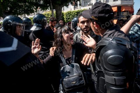 13 et 14 avril 2017 : manifestation des étudiants en droit sur l'avenue Habib Bourguiba. En grève depuis plusieurs jours, les étudiants en droit sont rejoints, le 14 avril, par ceux des autres universités pour une grève générale annoncée par l'UGET, le principal syndicat étudiant et ce afin de dénoncer des "violences policières" qui ont eu lieu mardi lors d'une manifestation des étudiants en droit à La Kasbah.Cette décision est le résultat d'une série d’événements qui ont éclaté après que le ministère de la Justice et la présidence du gouvernement ont émis un décret (345) selon lequel seuls les étudiants titulaires d’un master peuvent passer le concours national pour accéder à l'Institut Supérieur de la Magistrature (ISM). Les forces de sécurité tunisiennes ont interdit, vendredi, à des centaines d'étudiants des facultés de droit, l'accès au siège du ministère de l'Intérieur, lors d'une manifestation organisée à l’avenue Habib Bourguiba, au centre de la capitale, Tunis. Les protestataires exigent du ministère de la Justice l’annulation de mesures réglementant l'entrée à l'Institut Supérieur de la Magistrature.