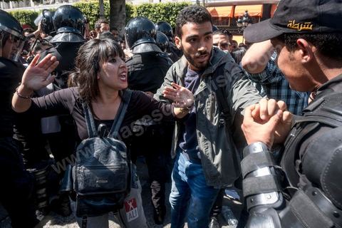 13 et 14 avril 2017 : manifestation des étudiants en droit sur l'avenue Habib Bourguiba. En grève depuis plusieurs jours, les étudiants en droit sont rejoints, le 14 avril, par ceux des autres universités pour une grève générale annoncée par l'UGET, le principal syndicat étudiant et ce afin de dénoncer des "violences policières" qui ont eu lieu mardi lors d'une manifestation des étudiants en droit à La Kasbah.Cette décision est le résultat d'une série d’événements qui ont éclaté après que le ministère de la Justice et la présidence du gouvernement ont émis un décret (345) selon lequel seuls les étudiants titulaires d’un master peuvent passer le concours national pour accéder à l'Institut Supérieur de la Magistrature (ISM). Les forces de sécurité tunisiennes ont interdit, vendredi, à des centaines d'étudiants des facultés de droit, l'accès au siège du ministère de l'Intérieur, lors d'une manifestation organisée à l’avenue Habib Bourguiba, au centre de la capitale, Tunis. Les protestataires exigent du ministère de la Justice l’annulation de mesures réglementant l'entrée à l'Institut Supérieur de la Magistrature.