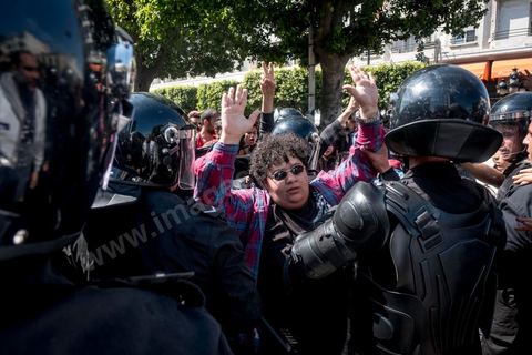 13 et 14 avril 2017 : manifestation des étudiants en droit sur l'avenue Habib Bourguiba. En grève depuis plusieurs jours, les étudiants en droit sont rejoints, le 14 avril, par ceux des autres universités pour une grève générale annoncée par l'UGET, le principal syndicat étudiant et ce afin de dénoncer des "violences policières" qui ont eu lieu mardi lors d'une manifestation des étudiants en droit à La Kasbah.Cette décision est le résultat d'une série d’événements qui ont éclaté après que le ministère de la Justice et la présidence du gouvernement ont émis un décret (345) selon lequel seuls les étudiants titulaires d’un master peuvent passer le concours national pour accéder à l'Institut Supérieur de la Magistrature (ISM). Les forces de sécurité tunisiennes ont interdit, vendredi, à des centaines d'étudiants des facultés de droit, l'accès au siège du ministère de l'Intérieur, lors d'une manifestation organisée à l’avenue Habib Bourguiba, au centre de la capitale, Tunis. Les protestataires exigent du ministère de la Justice l’annulation de mesures réglementant l'entrée à l'Institut Supérieur de la Magistrature.