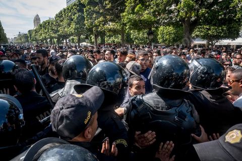13 et 14 avril 2017 : manifestation des étudiants en droit sur l'avenue Habib Bourguiba. En grève depuis plusieurs jours, les étudiants en droit sont rejoints, le 14 avril, par ceux des autres universités pour une grève générale annoncée par l'UGET, le principal syndicat étudiant et ce afin de dénoncer des "violences policières" qui ont eu lieu mardi lors d'une manifestation des étudiants en droit à La Kasbah.Cette décision est le résultat d'une série d’événements qui ont éclaté après que le ministère de la Justice et la présidence du gouvernement ont émis un décret (345) selon lequel seuls les étudiants titulaires d’un master peuvent passer le concours national pour accéder à l'Institut Supérieur de la Magistrature (ISM). Les forces de sécurité tunisiennes ont interdit, vendredi, à des centaines d'étudiants des facultés de droit, l'accès au siège du ministère de l'Intérieur, lors d'une manifestation organisée à l’avenue Habib Bourguiba, au centre de la capitale, Tunis. Les protestataires exigent du ministère de la Justice l’annulation de mesures réglementant l'entrée à l'Institut Supérieur de la Magistrature.