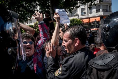 13 et 14 avril 2017 : manifestation des étudiants en droit sur l'avenue Habib Bourguiba. En grève depuis plusieurs jours, les étudiants en droit sont rejoints, le 14 avril, par ceux des autres universités pour une grève générale annoncée par l'UGET, le principal syndicat étudiant et ce afin de dénoncer des "violences policières" qui ont eu lieu mardi lors d'une manifestation des étudiants en droit à La Kasbah.Cette décision est le résultat d'une série d’événements qui ont éclaté après que le ministère de la Justice et la présidence du gouvernement ont émis un décret (345) selon lequel seuls les étudiants titulaires d’un master peuvent passer le concours national pour accéder à l'Institut Supérieur de la Magistrature (ISM). Les forces de sécurité tunisiennes ont interdit, vendredi, à des centaines d'étudiants des facultés de droit, l'accès au siège du ministère de l'Intérieur, lors d'une manifestation organisée à l’avenue Habib Bourguiba, au centre de la capitale, Tunis. Les protestataires exigent du ministère de la Justice l’annulation de mesures réglementant l'entrée à l'Institut Supérieur de la Magistrature.