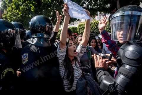 13 et 14 avril 2017 : manifestation des étudiants en droit sur l'avenue Habib Bourguiba. En grève depuis plusieurs jours, les étudiants en droit sont rejoints, le 14 avril, par ceux des autres universités pour une grève générale annoncée par l'UGET, le principal syndicat étudiant et ce afin de dénoncer des "violences policières" qui ont eu lieu mardi lors d'une manifestation des étudiants en droit à La Kasbah.Cette décision est le résultat d'une série d’événements qui ont éclaté après que le ministère de la Justice et la présidence du gouvernement ont émis un décret (345) selon lequel seuls les étudiants titulaires d’un master peuvent passer le concours national pour accéder à l'Institut Supérieur de la Magistrature (ISM). Les forces de sécurité tunisiennes ont interdit, vendredi, à des centaines d'étudiants des facultés de droit, l'accès au siège du ministère de l'Intérieur, lors d'une manifestation organisée à l’avenue Habib Bourguiba, au centre de la capitale, Tunis. Les protestataires exigent du ministère de la Justice l’annulation de mesures réglementant l'entrée à l'Institut Supérieur de la Magistrature.