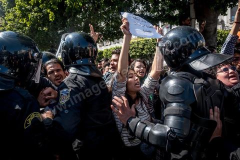 13 et 14 avril 2017 : manifestation des étudiants en droit sur l'avenue Habib Bourguiba. En grève depuis plusieurs jours, les étudiants en droit sont rejoints, le 14 avril, par ceux des autres universités pour une grève générale annoncée par l'UGET, le principal syndicat étudiant et ce afin de dénoncer des "violences policières" qui ont eu lieu mardi lors d'une manifestation des étudiants en droit à La Kasbah.Cette décision est le résultat d'une série d’événements qui ont éclaté après que le ministère de la Justice et la présidence du gouvernement ont émis un décret (345) selon lequel seuls les étudiants titulaires d’un master peuvent passer le concours national pour accéder à l'Institut Supérieur de la Magistrature (ISM). Les forces de sécurité tunisiennes ont interdit, vendredi, à des centaines d'étudiants des facultés de droit, l'accès au siège du ministère de l'Intérieur, lors d'une manifestation organisée à l’avenue Habib Bourguiba, au centre de la capitale, Tunis. Les protestataires exigent du ministère de la Justice l’annulation de mesures réglementant l'entrée à l'Institut Supérieur de la Magistrature.