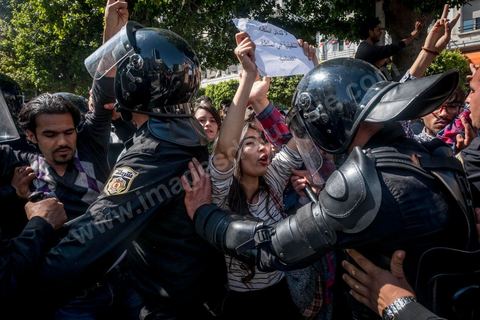 13 et 14 avril 2017 : manifestation des étudiants en droit sur l'avenue Habib Bourguiba. En grève depuis plusieurs jours, les étudiants en droit sont rejoints, le 14 avril, par ceux des autres universités pour une grève générale annoncée par l'UGET, le principal syndicat étudiant et ce afin de dénoncer des "violences policières" qui ont eu lieu mardi lors d'une manifestation des étudiants en droit à La Kasbah.Cette décision est le résultat d'une série d’événements qui ont éclaté après que le ministère de la Justice et la présidence du gouvernement ont émis un décret (345) selon lequel seuls les étudiants titulaires d’un master peuvent passer le concours national pour accéder à l'Institut Supérieur de la Magistrature (ISM). Les forces de sécurité tunisiennes ont interdit, vendredi, à des centaines d'étudiants des facultés de droit, l'accès au siège du ministère de l'Intérieur, lors d'une manifestation organisée à l’avenue Habib Bourguiba, au centre de la capitale, Tunis. Les protestataires exigent du ministère de la Justice l’annulation de mesures réglementant l'entrée à l'Institut Supérieur de la Magistrature.