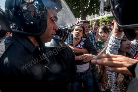 13 et 14 avril 2017 : manifestation des étudiants en droit sur l'avenue Habib Bourguiba. En grève depuis plusieurs jours, les étudiants en droit sont rejoints, le 14 avril, par ceux des autres universités pour une grève générale annoncée par l'UGET, le principal syndicat étudiant et ce afin de dénoncer des "violences policières" qui ont eu lieu mardi lors d'une manifestation des étudiants en droit à La Kasbah.Cette décision est le résultat d'une série d’événements qui ont éclaté après que le ministère de la Justice et la présidence du gouvernement ont émis un décret (345) selon lequel seuls les étudiants titulaires d’un master peuvent passer le concours national pour accéder à l'Institut Supérieur de la Magistrature (ISM). Les forces de sécurité tunisiennes ont interdit, vendredi, à des centaines d'étudiants des facultés de droit, l'accès au siège du ministère de l'Intérieur, lors d'une manifestation organisée à l’avenue Habib Bourguiba, au centre de la capitale, Tunis. Les protestataires exigent du ministère de la Justice l’annulation de mesures réglementant l'entrée à l'Institut Supérieur de la Magistrature.