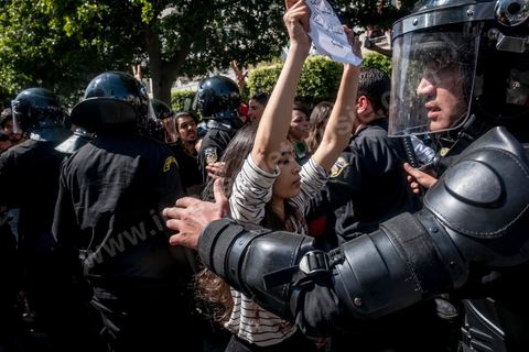 13 et 14 avril 2017 : manifestation des étudiants en droit sur l'avenue Habib Bourguiba. En grève depuis plusieurs jours, les étudiants en droit sont rejoints, le 14 avril, par ceux des autres universités pour une grève générale annoncée par l'UGET, le principal syndicat étudiant et ce afin de dénoncer des "violences policières" qui ont eu lieu mardi lors d'une manifestation des étudiants en droit à La Kasbah.Cette décision est le résultat d'une série d’événements qui ont éclaté après que le ministère de la Justice et la présidence du gouvernement ont émis un décret (345) selon lequel seuls les étudiants titulaires d’un master peuvent passer le concours national pour accéder à l'Institut Supérieur de la Magistrature (ISM). Les forces de sécurité tunisiennes ont interdit, vendredi, à des centaines d'étudiants des facultés de droit, l'accès au siège du ministère de l'Intérieur, lors d'une manifestation organisée à l’avenue Habib Bourguiba, au centre de la capitale, Tunis. Les protestataires exigent du ministère de la Justice l’annulation de mesures réglementant l'entrée à l'Institut Supérieur de la Magistrature.