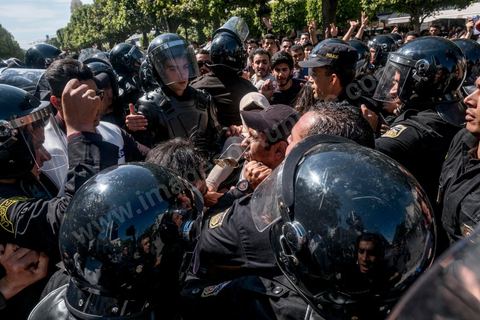 13 et 14 avril 2017 : manifestation des étudiants en droit sur l'avenue Habib Bourguiba. En grève depuis plusieurs jours, les étudiants en droit sont rejoints, le 14 avril, par ceux des autres universités pour une grève générale annoncée par l'UGET, le principal syndicat étudiant et ce afin de dénoncer des "violences policières" qui ont eu lieu mardi lors d'une manifestation des étudiants en droit à La Kasbah.Cette décision est le résultat d'une série d’événements qui ont éclaté après que le ministère de la Justice et la présidence du gouvernement ont émis un décret (345) selon lequel seuls les étudiants titulaires d’un master peuvent passer le concours national pour accéder à l'Institut Supérieur de la Magistrature (ISM). Les forces de sécurité tunisiennes ont interdit, vendredi, à des centaines d'étudiants des facultés de droit, l'accès au siège du ministère de l'Intérieur, lors d'une manifestation organisée à l’avenue Habib Bourguiba, au centre de la capitale, Tunis. Les protestataires exigent du ministère de la Justice l’annulation de mesures réglementant l'entrée à l'Institut Supérieur de la Magistrature.
