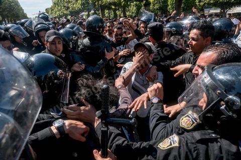 13 et 14 avril 2017 : manifestation des étudiants en droit sur l'avenue Habib Bourguiba. En grève depuis plusieurs jours, les étudiants en droit sont rejoints, le 14 avril, par ceux des autres universités pour une grève générale annoncée par l'UGET, le principal syndicat étudiant et ce afin de dénoncer des "violences policières" qui ont eu lieu mardi lors d'une manifestation des étudiants en droit à La Kasbah.Cette décision est le résultat d'une série d’événements qui ont éclaté après que le ministère de la Justice et la présidence du gouvernement ont émis un décret (345) selon lequel seuls les étudiants titulaires d’un master peuvent passer le concours national pour accéder à l'Institut Supérieur de la Magistrature (ISM). Les forces de sécurité tunisiennes ont interdit, vendredi, à des centaines d'étudiants des facultés de droit, l'accès au siège du ministère de l'Intérieur, lors d'une manifestation organisée à l’avenue Habib Bourguiba, au centre de la capitale, Tunis. Les protestataires exigent du ministère de la Justice l’annulation de mesures réglementant l'entrée à l'Institut Supérieur de la Magistrature.