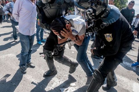 13 et 14 avril 2017 : manifestation des étudiants en droit sur l'avenue Habib Bourguiba. En grève depuis plusieurs jours, les étudiants en droit sont rejoints, le 14 avril, par ceux des autres universités pour une grève générale annoncée par l'UGET, le principal syndicat étudiant et ce afin de dénoncer des "violences policières" qui ont eu lieu mardi lors d'une manifestation des étudiants en droit à La Kasbah.Cette décision est le résultat d'une série d’événements qui ont éclaté après que le ministère de la Justice et la présidence du gouvernement ont émis un décret (345) selon lequel seuls les étudiants titulaires d’un master peuvent passer le concours national pour accéder à l'Institut Supérieur de la Magistrature (ISM). Les forces de sécurité tunisiennes ont interdit, vendredi, à des centaines d'étudiants des facultés de droit, l'accès au siège du ministère de l'Intérieur, lors d'une manifestation organisée à l’avenue Habib Bourguiba, au centre de la capitale, Tunis. Les protestataires exigent du ministère de la Justice l’annulation de mesures réglementant l'entrée à l'Institut Supérieur de la Magistrature.