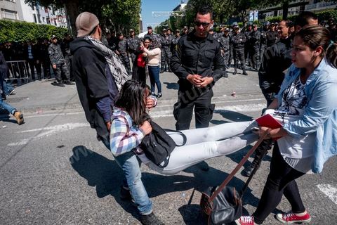 13 et 14 avril 2017 : manifestation des étudiants en droit sur l'avenue Habib Bourguiba. En grève depuis plusieurs jours, les étudiants en droit sont rejoints, le 14 avril, par ceux des autres universités pour une grève générale annoncée par l'UGET, le principal syndicat étudiant et ce afin de dénoncer des "violences policières" qui ont eu lieu mardi lors d'une manifestation des étudiants en droit à La Kasbah.Cette décision est le résultat d'une série d’événements qui ont éclaté après que le ministère de la Justice et la présidence du gouvernement ont émis un décret (345) selon lequel seuls les étudiants titulaires d’un master peuvent passer le concours national pour accéder à l'Institut Supérieur de la Magistrature (ISM). Les forces de sécurité tunisiennes ont interdit, vendredi, à des centaines d'étudiants des facultés de droit, l'accès au siège du ministère de l'Intérieur, lors d'une manifestation organisée à l’avenue Habib Bourguiba, au centre de la capitale, Tunis. Les protestataires exigent du ministère de la Justice l’annulation de mesures réglementant l'entrée à l'Institut Supérieur de la Magistrature.