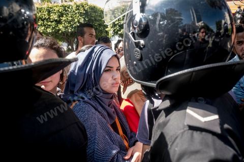 13 et 14 avril 2017 : manifestation des étudiants en droit sur l'avenue Habib Bourguiba. En grève depuis plusieurs jours, les étudiants en droit sont rejoints, le 14 avril, par ceux des autres universités pour une grève générale annoncée par l'UGET, le principal syndicat étudiant et ce afin de dénoncer des "violences policières" qui ont eu lieu mardi lors d'une manifestation des étudiants en droit à La Kasbah.Cette décision est le résultat d'une série d’événements qui ont éclaté après que le ministère de la Justice et la présidence du gouvernement ont émis un décret (345) selon lequel seuls les étudiants titulaires d’un master peuvent passer le concours national pour accéder à l'Institut Supérieur de la Magistrature (ISM). Les forces de sécurité tunisiennes ont interdit, vendredi, à des centaines d'étudiants des facultés de droit, l'accès au siège du ministère de l'Intérieur, lors d'une manifestation organisée à l’avenue Habib Bourguiba, au centre de la capitale, Tunis. Les protestataires exigent du ministère de la Justice l’annulation de mesures réglementant l'entrée à l'Institut Supérieur de la Magistrature.