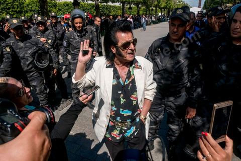 13 et 14 avril 2017 : manifestation des étudiants en droit sur l'avenue Habib Bourguiba. En grève depuis plusieurs jours, les étudiants en droit sont rejoints, le 14 avril, par ceux des autres universités pour une grève générale annoncée par l'UGET, le principal syndicat étudiant et ce afin de dénoncer des "violences policières" qui ont eu lieu mardi lors d'une manifestation des étudiants en droit à La Kasbah.Cette décision est le résultat d'une série d’événements qui ont éclaté après que le ministère de la Justice et la présidence du gouvernement ont émis un décret (345) selon lequel seuls les étudiants titulaires d’un master peuvent passer le concours national pour accéder à l'Institut Supérieur de la Magistrature (ISM). Les forces de sécurité tunisiennes ont interdit, vendredi, à des centaines d'étudiants des facultés de droit, l'accès au siège du ministère de l'Intérieur, lors d'une manifestation organisée à l’avenue Habib Bourguiba, au centre de la capitale, Tunis. Les protestataires exigent du ministère de la Justice l’annulation de mesures réglementant l'entrée à l'Institut Supérieur de la Magistrature.
