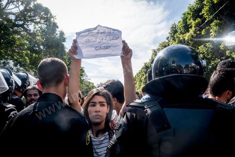 13 et 14 avril 2017 : manifestation des étudiants en droit sur l'avenue Habib Bourguiba. En grève depuis plusieurs jours, les étudiants en droit sont rejoints, le 14 avril, par ceux des autres universités pour une grève générale annoncée par l'UGET, le principal syndicat étudiant et ce afin de dénoncer des "violences policières" qui ont eu lieu mardi lors d'une manifestation des étudiants en droit à La Kasbah.Cette décision est le résultat d'une série d’événements qui ont éclaté après que le ministère de la Justice et la présidence du gouvernement ont émis un décret (345) selon lequel seuls les étudiants titulaires d’un master peuvent passer le concours national pour accéder à l'Institut Supérieur de la Magistrature (ISM). Les forces de sécurité tunisiennes ont interdit, vendredi, à des centaines d'étudiants des facultés de droit, l'accès au siège du ministère de l'Intérieur, lors d'une manifestation organisée à l’avenue Habib Bourguiba, au centre de la capitale, Tunis. Les protestataires exigent du ministère de la Justice l’annulation de mesures réglementant l'entrée à l'Institut Supérieur de la Magistrature.
