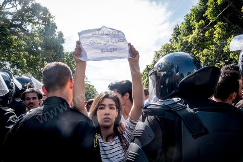 13 et 14 avril 2017 : manifestation des étudiants en droit sur l'avenue Habib Bourguiba. En grève depuis plusieurs jours, les étudiants en droit sont rejoints, le 14 avril, par ceux des autres universités pour une grève générale annoncée par l'UGET, le principal syndicat étudiant et ce afin de dénoncer des "violences policières" qui ont eu lieu mardi lors d'une manifestation des étudiants en droit à La Kasbah.Cette décision est le résultat d'une série d’événements qui ont éclaté après que le ministère de la Justice et la présidence du gouvernement ont émis un décret (345) selon lequel seuls les étudiants titulaires d’un master peuvent passer le concours national pour accéder à l'Institut Supérieur de la Magistrature (ISM). Les forces de sécurité tunisiennes ont interdit, vendredi, à des centaines d'étudiants des facultés de droit, l'accès au siège du ministère de l'Intérieur, lors d'une manifestation organisée à l’avenue Habib Bourguiba, au centre de la capitale, Tunis. Les protestataires exigent du ministère de la Justice l’annulation de mesures réglementant l'entrée à l'Institut Supérieur de la Magistrature.