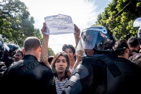 13 et 14 avril 2017 : manifestation des étudiants en droit sur l'avenue Habib Bourguiba. En grève depuis plusieurs jours, les étudiants en droit sont rejoints, le 14 avril, par ceux des autres universités pour une grève générale annoncée par l'UGET, le principal syndicat étudiant et ce afin de dénoncer des "violences policières" qui ont eu lieu mardi lors d'une manifestation des étudiants en droit à La Kasbah.Cette décision est le résultat d'une série d’événements qui ont éclaté après que le ministère de la Justice et la présidence du gouvernement ont émis un décret (345) selon lequel seuls les étudiants titulaires d’un master peuvent passer le concours national pour accéder à l'Institut Supérieur de la Magistrature (ISM). Les forces de sécurité tunisiennes ont interdit, vendredi, à des centaines d'étudiants des facultés de droit, l'accès au siège du ministère de l'Intérieur, lors d'une manifestation organisée à l’avenue Habib Bourguiba, au centre de la capitale, Tunis. Les protestataires exigent du ministère de la Justice l’annulation de mesures réglementant l'entrée à l'Institut Supérieur de la Magistrature.