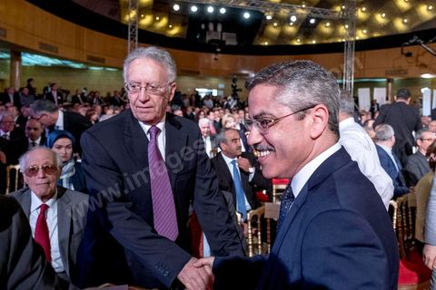 10 mai 2017 : Chafik Sarsar, demissionnaire de l'ISIE et Yadh Ben Achour.Le président de la République tunisienne, Beji Caïd Essebsi a annoncé, mercredi 10 mai, lors d’une allocution devant un parterre d’officiels au Palais des congrès de Tunis, que l’« armée » allait « protéger les sites de production » du pays alors que des mouvements sociaux perturbent de manière récurrente l’extraction de pétrole et de phosphate dans les régions méridionales. « On a quoi ? On a le phosphate, le pétrole et le tourisme, on a l’agriculture », dont « l’huile d’olive ». « L’Etat doit aussi protéger les ressources du peuple tunisien », a clamé M. Caïd Essebsi.L’annonce du président survient dans un climat politique confus, voire délétère, sept mois avant les élections municipales prévues le 17 décembre, date symbolique puisque ce sera le septième anniversaire de la révolution. Ce scrutin est considéré comme une étape cruciale dans la consolidation de la démocratie tunisienne qui souffrait jusque-là d’un déficit d’ancrage local. Mardi, la démission de Chafik Sarsar, président de l’Instance supérieure indépendante pour les élections (ISIE) a créé un choc en Tunisie. Le chef de l’Etat y a fait référence en regrettant qu’il ne l’ait « pas consulté » avant de prendre sa décision.