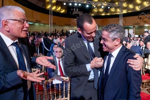 10 mai 2017 :Chafik Sarsar, demissionnaire de l'ISIE questionné par Yassine Brahim et Kamel Morjane. Le président de la République tunisienne, Beji Caïd Essebsi a annoncé, mercredi 10 mai, lors d’une allocution devant un parterre d’officiels au Palais des congrès de Tunis, que l’« armée » allait « protéger les sites de production » du pays alors que des mouvements sociaux perturbent de manière récurrente l’extraction de pétrole et de phosphate dans les régions méridionales. « On a quoi ? On a le phosphate, le pétrole et le tourisme, on a l’agriculture », dont « l’huile d’olive ». « L’Etat doit aussi protéger les ressources du peuple tunisien », a clamé M. Caïd Essebsi.L’annonce du président survient dans un climat politique confus, voire délétère, sept mois avant les élections municipales prévues le 17 décembre, date symbolique puisque ce sera le septième anniversaire de la révolution. Ce scrutin est considéré comme une étape cruciale dans la consolidation de la démocratie tunisienne qui souffrait jusque-là d’un déficit d’ancrage local. Mardi, la démission de Chafik Sarsar, président de l’Instance supérieure indépendante pour les élections (ISIE) a créé un choc en Tunisie. Le chef de l’Etat y a fait référence en regrettant qu’il ne l’ait « pas consulté » avant de prendre sa décision.