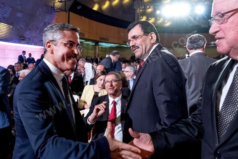 10 mai 2017 : Chafik Sarsar, demissionnaire de l'ISIE avec Ben Jaaffar et Larayedh. Le président de la République tunisienne, Beji Caïd Essebsi a annoncé, mercredi 10 mai, lors d’une allocution devant un parterre d’officiels au Palais des congrès de Tunis, que l’« armée » allait « protéger les sites de production » du pays alors que des mouvements sociaux perturbent de manière récurrente l’extraction de pétrole et de phosphate dans les régions méridionales. « On a quoi ? On a le phosphate, le pétrole et le tourisme, on a l’agriculture », dont « l’huile d’olive ». « L’Etat doit aussi protéger les ressources du peuple tunisien », a clamé M. Caïd Essebsi.L’annonce du président survient dans un climat politique confus, voire délétère, sept mois avant les élections municipales prévues le 17 décembre, date symbolique puisque ce sera le septième anniversaire de la révolution. Ce scrutin est considéré comme une étape cruciale dans la consolidation de la démocratie tunisienne qui souffrait jusque-là d’un déficit d’ancrage local. Mardi, la démission de Chafik Sarsar, président de l’Instance supérieure indépendante pour les élections (ISIE) a créé un choc en Tunisie. Le chef de l’Etat y a fait référence en regrettant qu’il ne l’ait « pas consulté » avant de prendre sa décision.