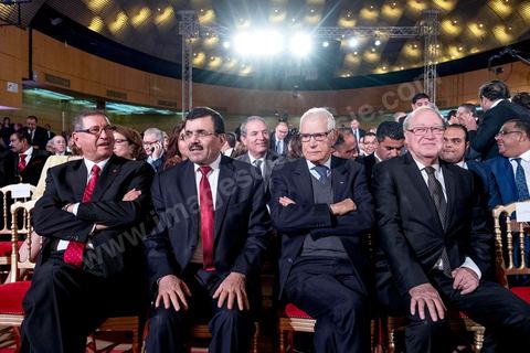 10 mai 2017 : Le président de la République tunisienne, Beji Caïd Essebsi a annoncé, mercredi 10 mai, lors d’une allocution devant un parterre d’officiels au Palais des congrès de Tunis, que l’« armée » allait « protéger les sites de production » du pays alors que des mouvements sociaux perturbent de manière récurrente l’extraction de pétrole et de phosphate dans les régions méridionales. « On a quoi ? On a le phosphate, le pétrole et le tourisme, on a l’agriculture », dont « l’huile d’olive ». « L’Etat doit aussi protéger les ressources du peuple tunisien », a clamé M. Caïd Essebsi.L’annonce du président survient dans un climat politique confus, voire délétère, sept mois avant les élections municipales prévues le 17 décembre, date symbolique puisque ce sera le septième anniversaire de la révolution. Ce scrutin est considéré comme une étape cruciale dans la consolidation de la démocratie tunisienne qui souffrait jusque-là d’un déficit d’ancrage local. Mardi, la démission de Chafik Sarsar, président de l’Instance supérieure indépendante pour les élections (ISIE) a créé un choc en Tunisie. Le chef de l’Etat y a fait référence en regrettant qu’il ne l’ait « pas consulté » avant de prendre sa décision.