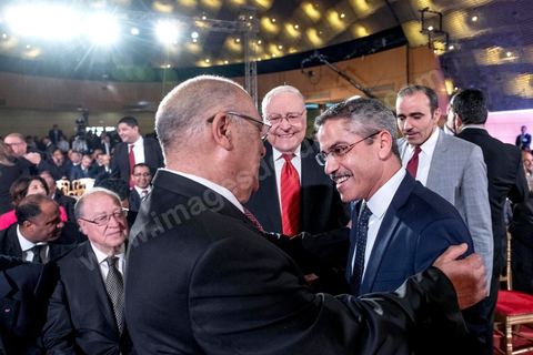 10 mai 2017 : Le président de la République tunisienne, Beji Caïd Essebsi a annoncé, mercredi 10 mai, lors d’une allocution devant un parterre d’officiels au Palais des congrès de Tunis, que l’« armée » allait « protéger les sites de production » du pays alors que des mouvements sociaux perturbent de manière récurrente l’extraction de pétrole et de phosphate dans les régions méridionales. « On a quoi ? On a le phosphate, le pétrole et le tourisme, on a l’agriculture », dont « l’huile d’olive ». « L’Etat doit aussi protéger les ressources du peuple tunisien », a clamé M. Caïd Essebsi.L’annonce du président survient dans un climat politique confus, voire délétère, sept mois avant les élections municipales prévues le 17 décembre, date symbolique puisque ce sera le septième anniversaire de la révolution. Ce scrutin est considéré comme une étape cruciale dans la consolidation de la démocratie tunisienne qui souffrait jusque-là d’un déficit d’ancrage local. Mardi, la démission de Chafik Sarsar, président de l’Instance supérieure indépendante pour les élections (ISIE) a créé un choc en Tunisie. Le chef de l’Etat y a fait référence en regrettant qu’il ne l’ait « pas consulté » avant de prendre sa décision.