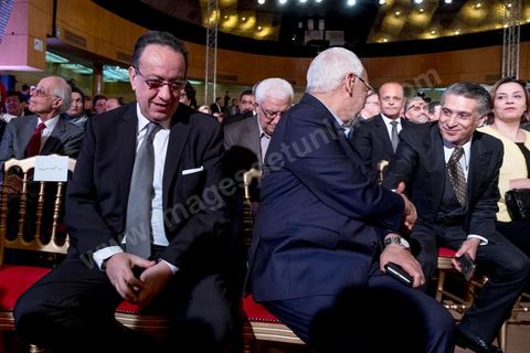 10 mai 2017 : Hafedh Caid Essebsi, Ghannouchi et Nabil Karoui.Le président de la République tunisienne, Beji Caïd Essebsi a annoncé, mercredi 10 mai, lors d’une allocution devant un parterre d’officiels au Palais des congrès de Tunis, que l’« armée » allait « protéger les sites de production » du pays alors que des mouvements sociaux perturbent de manière récurrente l’extraction de pétrole et de phosphate dans les régions méridionales. « On a quoi ? On a le phosphate, le pétrole et le tourisme, on a l’agriculture », dont « l’huile d’olive ». « L’Etat doit aussi protéger les ressources du peuple tunisien », a clamé M. Caïd Essebsi.L’annonce du président survient dans un climat politique confus, voire délétère, sept mois avant les élections municipales prévues le 17 décembre, date symbolique puisque ce sera le septième anniversaire de la révolution. Ce scrutin est considéré comme une étape cruciale dans la consolidation de la démocratie tunisienne qui souffrait jusque-là d’un déficit d’ancrage local. Mardi, la démission de Chafik Sarsar, président de l’Instance supérieure indépendante pour les élections (ISIE) a créé un choc en Tunisie. Le chef de l’Etat y a fait référence en regrettant qu’il ne l’ait « pas consulté » avant de prendre sa décision.