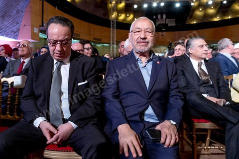 10 mai 2017 : Hafedh Caid Essebsi, Ghannouchi et Nabil Karoui.Le président de la République tunisienne, Beji Caïd Essebsi a annoncé, mercredi 10 mai, lors d’une allocution devant un parterre d’officiels au Palais des congrès de Tunis, que l’« armée » allait « protéger les sites de production » du pays alors que des mouvements sociaux perturbent de manière récurrente l’extraction de pétrole et de phosphate dans les régions méridionales. « On a quoi ? On a le phosphate, le pétrole et le tourisme, on a l’agriculture », dont « l’huile d’olive ». « L’Etat doit aussi protéger les ressources du peuple tunisien », a clamé M. Caïd Essebsi.L’annonce du président survient dans un climat politique confus, voire délétère, sept mois avant les élections municipales prévues le 17 décembre, date symbolique puisque ce sera le septième anniversaire de la révolution. Ce scrutin est considéré comme une étape cruciale dans la consolidation de la démocratie tunisienne qui souffrait jusque-là d’un déficit d’ancrage local. Mardi, la démission de Chafik Sarsar, président de l’Instance supérieure indépendante pour les élections (ISIE) a créé un choc en Tunisie. Le chef de l’Etat y a fait référence en regrettant qu’il ne l’ait « pas consulté » avant de prendre sa décision.