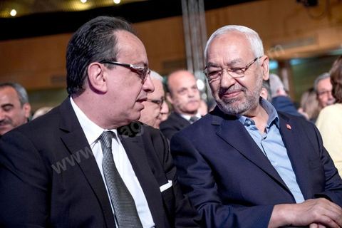 10 mai 2017 : Hafedh Caid Essebsi et Ghannouchi.Le président de la République tunisienne, Beji Caïd Essebsi a annoncé, mercredi 10 mai, lors d’une allocution devant un parterre d’officiels au Palais des congrès de Tunis, que l’« armée » allait « protéger les sites de production » du pays alors que des mouvements sociaux perturbent de manière récurrente l’extraction de pétrole et de phosphate dans les régions méridionales. « On a quoi ? On a le phosphate, le pétrole et le tourisme, on a l’agriculture », dont « l’huile d’olive ». « L’Etat doit aussi protéger les ressources du peuple tunisien », a clamé M. Caïd Essebsi.L’annonce du président survient dans un climat politique confus, voire délétère, sept mois avant les élections municipales prévues le 17 décembre, date symbolique puisque ce sera le septième anniversaire de la révolution. Ce scrutin est considéré comme une étape cruciale dans la consolidation de la démocratie tunisienne qui souffrait jusque-là d’un déficit d’ancrage local. Mardi, la démission de Chafik Sarsar, président de l’Instance supérieure indépendante pour les élections (ISIE) a créé un choc en Tunisie. Le chef de l’Etat y a fait référence en regrettant qu’il ne l’ait « pas consulté » avant de prendre sa décision.