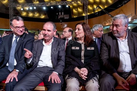 10 mai 2017 : Le président de la République tunisienne, Beji Caïd Essebsi a annoncé, mercredi 10 mai, lors d’une allocution devant un parterre d’officiels au Palais des congrès de Tunis, que l’« armée » allait « protéger les sites de production » du pays alors que des mouvements sociaux perturbent de manière récurrente l’extraction de pétrole et de phosphate dans les régions méridionales. « On a quoi ? On a le phosphate, le pétrole et le tourisme, on a l’agriculture », dont « l’huile d’olive ». « L’Etat doit aussi protéger les ressources du peuple tunisien », a clamé M. Caïd Essebsi.L’annonce du président survient dans un climat politique confus, voire délétère, sept mois avant les élections municipales prévues le 17 décembre, date symbolique puisque ce sera le septième anniversaire de la révolution. Ce scrutin est considéré comme une étape cruciale dans la consolidation de la démocratie tunisienne qui souffrait jusque-là d’un déficit d’ancrage local. Mardi, la démission de Chafik Sarsar, président de l’Instance supérieure indépendante pour les élections (ISIE) a créé un choc en Tunisie. Le chef de l’Etat y a fait référence en regrettant qu’il ne l’ait « pas consulté » avant de prendre sa décision.
