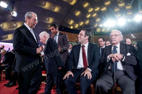 10 mai 2017 : Youssef Cahhed, Premier ministre. Le président de la République tunisienne, Beji Caïd Essebsi a annoncé, mercredi 10 mai, lors d’une allocution devant un parterre d’officiels au Palais des congrès de Tunis, que l’« armée » allait « protéger les sites de production » du pays alors que des mouvements sociaux perturbent de manière récurrente l’extraction de pétrole et de phosphate dans les régions méridionales. « On a quoi ? On a le phosphate, le pétrole et le tourisme, on a l’agriculture », dont « l’huile d’olive ». « L’Etat doit aussi protéger les ressources du peuple tunisien », a clamé M. Caïd Essebsi.L’annonce du président survient dans un climat politique confus, voire délétère, sept mois avant les élections municipales prévues le 17 décembre, date symbolique puisque ce sera le septième anniversaire de la révolution. Ce scrutin est considéré comme une étape cruciale dans la consolidation de la démocratie tunisienne qui souffrait jusque-là d’un déficit d’ancrage local. Mardi, la démission de Chafik Sarsar, président de l’Instance supérieure indépendante pour les élections (ISIE) a créé un choc en Tunisie. Le chef de l’Etat y a fait référence en regrettant qu’il ne l’ait « pas consulté » avant de prendre sa décision.