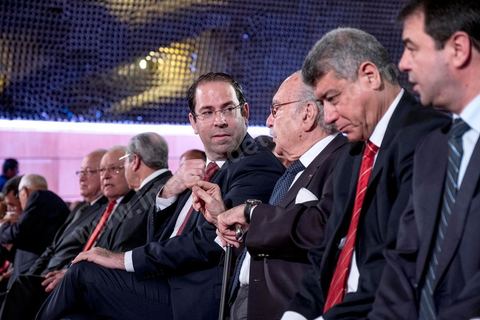 10 mai 2017 : Youssef Cahhed, Premier ministre. Le président de la République tunisienne, Beji Caïd Essebsi a annoncé, mercredi 10 mai, lors d’une allocution devant un parterre d’officiels au Palais des congrès de Tunis, que l’« armée » allait « protéger les sites de production » du pays alors que des mouvements sociaux perturbent de manière récurrente l’extraction de pétrole et de phosphate dans les régions méridionales. « On a quoi ? On a le phosphate, le pétrole et le tourisme, on a l’agriculture », dont « l’huile d’olive ». « L’Etat doit aussi protéger les ressources du peuple tunisien », a clamé M. Caïd Essebsi.L’annonce du président survient dans un climat politique confus, voire délétère, sept mois avant les élections municipales prévues le 17 décembre, date symbolique puisque ce sera le septième anniversaire de la révolution. Ce scrutin est considéré comme une étape cruciale dans la consolidation de la démocratie tunisienne qui souffrait jusque-là d’un déficit d’ancrage local. Mardi, la démission de Chafik Sarsar, président de l’Instance supérieure indépendante pour les élections (ISIE) a créé un choc en Tunisie. Le chef de l’Etat y a fait référence en regrettant qu’il ne l’ait « pas consulté » avant de prendre sa décision.