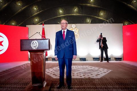 10 mai 2017 : Le président de la République tunisienne, Beji Caïd Essebsi a annoncé, mercredi 10 mai, lors d’une allocution devant un parterre d’officiels au Palais des congrès de Tunis, que l’« armée » allait « protéger les sites de production » du pays alors que des mouvements sociaux perturbent de manière récurrente l’extraction de pétrole et de phosphate dans les régions méridionales. « On a quoi ? On a le phosphate, le pétrole et le tourisme, on a l’agriculture », dont « l’huile d’olive ». « L’Etat doit aussi protéger les ressources du peuple tunisien », a clamé M. Caïd Essebsi.L’annonce du président survient dans un climat politique confus, voire délétère, sept mois avant les élections municipales prévues le 17 décembre, date symbolique puisque ce sera le septième anniversaire de la révolution. Ce scrutin est considéré comme une étape cruciale dans la consolidation de la démocratie tunisienne qui souffrait jusque-là d’un déficit d’ancrage local. Mardi, la démission de Chafik Sarsar, président de l’Instance supérieure indépendante pour les élections (ISIE) a créé un choc en Tunisie. Le chef de l’Etat y a fait référence en regrettant qu’il ne l’ait « pas consulté » avant de prendre sa décision.