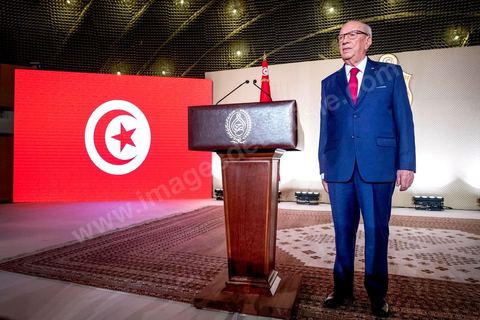 10 mai 2017 : Le président de la République tunisienne, Beji Caïd Essebsi a annoncé, mercredi 10 mai, lors d’une allocution devant un parterre d’officiels au Palais des congrès de Tunis, que l’« armée » allait « protéger les sites de production » du pays alors que des mouvements sociaux perturbent de manière récurrente l’extraction de pétrole et de phosphate dans les régions méridionales. « On a quoi ? On a le phosphate, le pétrole et le tourisme, on a l’agriculture », dont « l’huile d’olive ». « L’Etat doit aussi protéger les ressources du peuple tunisien », a clamé M. Caïd Essebsi.L’annonce du président survient dans un climat politique confus, voire délétère, sept mois avant les élections municipales prévues le 17 décembre, date symbolique puisque ce sera le septième anniversaire de la révolution. Ce scrutin est considéré comme une étape cruciale dans la consolidation de la démocratie tunisienne qui souffrait jusque-là d’un déficit d’ancrage local. Mardi, la démission de Chafik Sarsar, président de l’Instance supérieure indépendante pour les élections (ISIE) a créé un choc en Tunisie. Le chef de l’Etat y a fait référence en regrettant qu’il ne l’ait « pas consulté » avant de prendre sa décision.