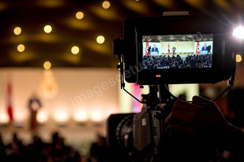 10 mai 2017 : Le président de la République tunisienne, Beji Caïd Essebsi a annoncé, mercredi 10 mai, lors d’une allocution devant un parterre d’officiels au Palais des congrès de Tunis, que l’« armée » allait « protéger les sites de production » du pays alors que des mouvements sociaux perturbent de manière récurrente l’extraction de pétrole et de phosphate dans les régions méridionales. « On a quoi ? On a le phosphate, le pétrole et le tourisme, on a l’agriculture », dont « l’huile d’olive ». « L’Etat doit aussi protéger les ressources du peuple tunisien », a clamé M. Caïd Essebsi.L’annonce du président survient dans un climat politique confus, voire délétère, sept mois avant les élections municipales prévues le 17 décembre, date symbolique puisque ce sera le septième anniversaire de la révolution. Ce scrutin est considéré comme une étape cruciale dans la consolidation de la démocratie tunisienne qui souffrait jusque-là d’un déficit d’ancrage local. Mardi, la démission de Chafik Sarsar, président de l’Instance supérieure indépendante pour les élections (ISIE) a créé un choc en Tunisie. Le chef de l’Etat y a fait référence en regrettant qu’il ne l’ait « pas consulté » avant de prendre sa décision.