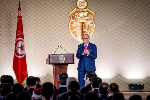10 mai 2017 : Le président de la République tunisienne, Beji Caïd Essebsi a annoncé, mercredi 10 mai, lors d’une allocution devant un parterre d’officiels au Palais des congrès de Tunis, que l’« armée » allait « protéger les sites de production » du pays alors que des mouvements sociaux perturbent de manière récurrente l’extraction de pétrole et de phosphate dans les régions méridionales. « On a quoi ? On a le phosphate, le pétrole et le tourisme, on a l’agriculture », dont « l’huile d’olive ». « L’Etat doit aussi protéger les ressources du peuple tunisien », a clamé M. Caïd Essebsi.L’annonce du président survient dans un climat politique confus, voire délétère, sept mois avant les élections municipales prévues le 17 décembre, date symbolique puisque ce sera le septième anniversaire de la révolution. Ce scrutin est considéré comme une étape cruciale dans la consolidation de la démocratie tunisienne qui souffrait jusque-là d’un déficit d’ancrage local. Mardi, la démission de Chafik Sarsar, président de l’Instance supérieure indépendante pour les élections (ISIE) a créé un choc en Tunisie. Le chef de l’Etat y a fait référence en regrettant qu’il ne l’ait « pas consulté » avant de prendre sa décision.