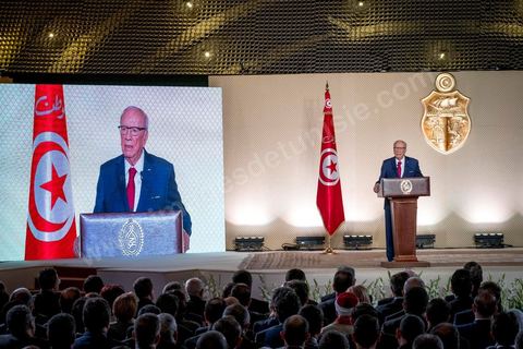 10 mai 2017 : Le président de la République tunisienne, Beji Caïd Essebsi a annoncé, mercredi 10 mai, lors d’une allocution devant un parterre d’officiels au Palais des congrès de Tunis, que l’« armée » allait « protéger les sites de production » du pays alors que des mouvements sociaux perturbent de manière récurrente l’extraction de pétrole et de phosphate dans les régions méridionales. « On a quoi ? On a le phosphate, le pétrole et le tourisme, on a l’agriculture », dont « l’huile d’olive ». « L’Etat doit aussi protéger les ressources du peuple tunisien », a clamé M. Caïd Essebsi.L’annonce du président survient dans un climat politique confus, voire délétère, sept mois avant les élections municipales prévues le 17 décembre, date symbolique puisque ce sera le septième anniversaire de la révolution. Ce scrutin est considéré comme une étape cruciale dans la consolidation de la démocratie tunisienne qui souffrait jusque-là d’un déficit d’ancrage local. Mardi, la démission de Chafik Sarsar, président de l’Instance supérieure indépendante pour les élections (ISIE) a créé un choc en Tunisie. Le chef de l’Etat y a fait référence en regrettant qu’il ne l’ait « pas consulté » avant de prendre sa décision.