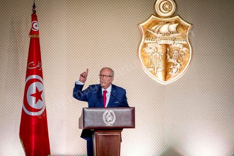 10 mai 2017 : Le président de la République tunisienne, Beji Caïd Essebsi a annoncé, mercredi 10 mai, lors d’une allocution devant un parterre d’officiels au Palais des congrès de Tunis, que l’« armée » allait « protéger les sites de production » du pays alors que des mouvements sociaux perturbent de manière récurrente l’extraction de pétrole et de phosphate dans les régions méridionales. « On a quoi ? On a le phosphate, le pétrole et le tourisme, on a l’agriculture », dont « l’huile d’olive ». « L’Etat doit aussi protéger les ressources du peuple tunisien », a clamé M. Caïd Essebsi.L’annonce du président survient dans un climat politique confus, voire délétère, sept mois avant les élections municipales prévues le 17 décembre, date symbolique puisque ce sera le septième anniversaire de la révolution. Ce scrutin est considéré comme une étape cruciale dans la consolidation de la démocratie tunisienne qui souffrait jusque-là d’un déficit d’ancrage local. Mardi, la démission de Chafik Sarsar, président de l’Instance supérieure indépendante pour les élections (ISIE) a créé un choc en Tunisie. Le chef de l’Etat y a fait référence en regrettant qu’il ne l’ait « pas consulté » avant de prendre sa décision.