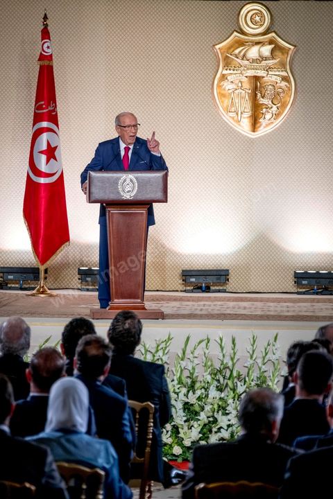 10 mai 2017 : Le président de la République tunisienne, Beji Caïd Essebsi a annoncé, mercredi 10 mai, lors d’une allocution devant un parterre d’officiels au Palais des congrès de Tunis, que l’« armée » allait « protéger les sites de production » du pays alors que des mouvements sociaux perturbent de manière récurrente l’extraction de pétrole et de phosphate dans les régions méridionales. « On a quoi ? On a le phosphate, le pétrole et le tourisme, on a l’agriculture », dont « l’huile d’olive ». « L’Etat doit aussi protéger les ressources du peuple tunisien », a clamé M. Caïd Essebsi.L’annonce du président survient dans un climat politique confus, voire délétère, sept mois avant les élections municipales prévues le 17 décembre, date symbolique puisque ce sera le septième anniversaire de la révolution. Ce scrutin est considéré comme une étape cruciale dans la consolidation de la démocratie tunisienne qui souffrait jusque-là d’un déficit d’ancrage local. Mardi, la démission de Chafik Sarsar, président de l’Instance supérieure indépendante pour les élections (ISIE) a créé un choc en Tunisie. Le chef de l’Etat y a fait référence en regrettant qu’il ne l’ait « pas consulté » avant de prendre sa décision.