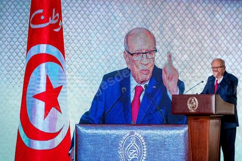 10 mai 2017 : Le président de la République tunisienne, Beji Caïd Essebsi a annoncé, mercredi 10 mai, lors d’une allocution devant un parterre d’officiels au Palais des congrès de Tunis, que l’« armée » allait « protéger les sites de production » du pays alors que des mouvements sociaux perturbent de manière récurrente l’extraction de pétrole et de phosphate dans les régions méridionales. « On a quoi ? On a le phosphate, le pétrole et le tourisme, on a l’agriculture », dont « l’huile d’olive ». « L’Etat doit aussi protéger les ressources du peuple tunisien », a clamé M. Caïd Essebsi.L’annonce du président survient dans un climat politique confus, voire délétère, sept mois avant les élections municipales prévues le 17 décembre, date symbolique puisque ce sera le septième anniversaire de la révolution. Ce scrutin est considéré comme une étape cruciale dans la consolidation de la démocratie tunisienne qui souffrait jusque-là d’un déficit d’ancrage local. Mardi, la démission de Chafik Sarsar, président de l’Instance supérieure indépendante pour les élections (ISIE) a créé un choc en Tunisie. Le chef de l’Etat y a fait référence en regrettant qu’il ne l’ait « pas consulté » avant de prendre sa décision.