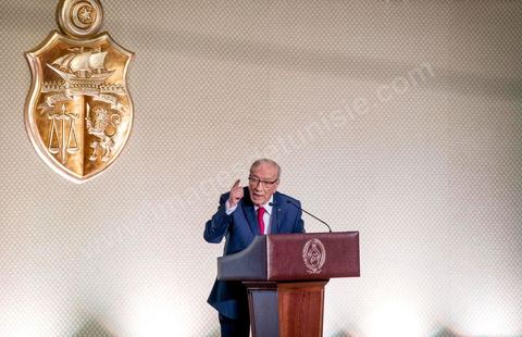 10 mai 2017 : Le président de la République tunisienne, Beji Caïd Essebsi a annoncé, mercredi 10 mai, lors d’une allocution devant un parterre d’officiels au Palais des congrès de Tunis, que l’« armée » allait « protéger les sites de production » du pays alors que des mouvements sociaux perturbent de manière récurrente l’extraction de pétrole et de phosphate dans les régions méridionales. « On a quoi ? On a le phosphate, le pétrole et le tourisme, on a l’agriculture », dont « l’huile d’olive ». « L’Etat doit aussi protéger les ressources du peuple tunisien », a clamé M. Caïd Essebsi.L’annonce du président survient dans un climat politique confus, voire délétère, sept mois avant les élections municipales prévues le 17 décembre, date symbolique puisque ce sera le septième anniversaire de la révolution. Ce scrutin est considéré comme une étape cruciale dans la consolidation de la démocratie tunisienne qui souffrait jusque-là d’un déficit d’ancrage local. Mardi, la démission de Chafik Sarsar, président de l’Instance supérieure indépendante pour les élections (ISIE) a créé un choc en Tunisie. Le chef de l’Etat y a fait référence en regrettant qu’il ne l’ait « pas consulté » avant de prendre sa décision.