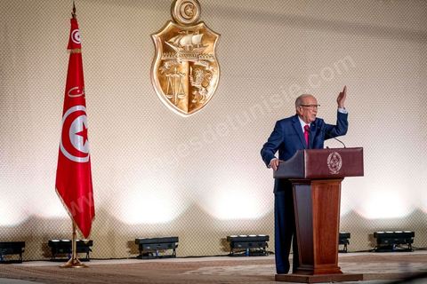 10 mai 2017 : Le président de la République tunisienne, Beji Caïd Essebsi a annoncé, mercredi 10 mai, lors d’une allocution devant un parterre d’officiels au Palais des congrès de Tunis, que l’« armée » allait « protéger les sites de production » du pays alors que des mouvements sociaux perturbent de manière récurrente l’extraction de pétrole et de phosphate dans les régions méridionales. « On a quoi ? On a le phosphate, le pétrole et le tourisme, on a l’agriculture », dont « l’huile d’olive ». « L’Etat doit aussi protéger les ressources du peuple tunisien », a clamé M. Caïd Essebsi.L’annonce du président survient dans un climat politique confus, voire délétère, sept mois avant les élections municipales prévues le 17 décembre, date symbolique puisque ce sera le septième anniversaire de la révolution. Ce scrutin est considéré comme une étape cruciale dans la consolidation de la démocratie tunisienne qui souffrait jusque-là d’un déficit d’ancrage local. Mardi, la démission de Chafik Sarsar, président de l’Instance supérieure indépendante pour les élections (ISIE) a créé un choc en Tunisie. Le chef de l’Etat y a fait référence en regrettant qu’il ne l’ait « pas consulté » avant de prendre sa décision.