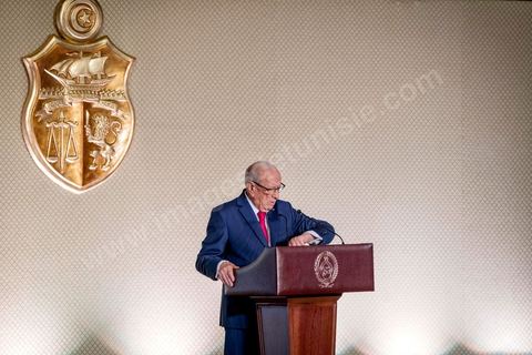 10 mai 2017 : Le président de la République tunisienne, Beji Caïd Essebsi a annoncé, mercredi 10 mai, lors d’une allocution devant un parterre d’officiels au Palais des congrès de Tunis, que l’« armée » allait « protéger les sites de production » du pays alors que des mouvements sociaux perturbent de manière récurrente l’extraction de pétrole et de phosphate dans les régions méridionales. « On a quoi ? On a le phosphate, le pétrole et le tourisme, on a l’agriculture », dont « l’huile d’olive ». « L’Etat doit aussi protéger les ressources du peuple tunisien », a clamé M. Caïd Essebsi.L’annonce du président survient dans un climat politique confus, voire délétère, sept mois avant les élections municipales prévues le 17 décembre, date symbolique puisque ce sera le septième anniversaire de la révolution. Ce scrutin est considéré comme une étape cruciale dans la consolidation de la démocratie tunisienne qui souffrait jusque-là d’un déficit d’ancrage local. Mardi, la démission de Chafik Sarsar, président de l’Instance supérieure indépendante pour les élections (ISIE) a créé un choc en Tunisie. Le chef de l’Etat y a fait référence en regrettant qu’il ne l’ait « pas consulté » avant de prendre sa décision.